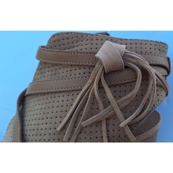 Franco Sarto Fina2 Bootie Peep toe Sandal Heels Tan Suede Perforated Fringe Sz 9 - Picture 6 of 11